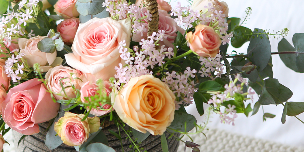 <div style="font-size:13px; color:#5A5A5A; text-align:center; font-style:oblique;"><br>분홍빛의 장미에 더해<br>오렌지빛의 장미를 곳곳에 배치하였습니다.</br></div>
<div style="font-size:13px; color:#5A5A5A; text-align:center; font-style:oblique;">오렌지 색상의 경우, 보는 이로 하여금 행복감을 느낄 수 있도록 해주는 긍정적인 컬러입니다.</div>
<div style="font-size:13px; color:#5A5A5A; text-align:center; font-style:oblique;"><br>분홍톤의 장미들과 색상이 비슷한듯 하지만 미묘하게 달라<br>서로의 아름다움을 부각시켜줍니다.</br></div>
