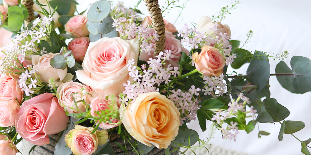 <div style="font-size:13px; color:#5A5A5A; text-align:center; font-style:oblique;"><br>장미의 사이사이 공간에는 시레네 라는 꽃을 두었습니다.<br>아기자기 모여 피어나는 눈꽃모양의 꽃입니다.</br></div>
<div style="font-size:13px; color:#5A5A5A; text-align:center; font-style:oblique;">시레네의 꽃말은 젊은 사랑, 청춘의 사랑 이라고 해요.</div>
<div style="font-size:13px; color:#5A5A5A; text-align:center; font-style:oblique;"><br>시레네의 가느다란 줄기와 여린 꽃의 연하고 부드러운 느낌이<br>큰 화형의 장미들 사이에서 공간을 아기자기하게 채워주며<br>전체적인 원근감과 자연스러움을 연출할 수 있으며,<br>디테일을 섬세하게 매꾸어주는 역할을 합니다.</br></div>