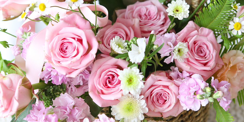 <div style="font-size:13px; color:#5A5A5A; text-align:center; font-style:oblique;"><br>장미의 계절을 맞이하여,<br>핑크장미를 가득 담아 어레인지한 꽃바구니입니다.</br></div>
<div style="font-size:13px; color:#5A5A5A; text-align:center; font-style:oblique;"><br>부드러움과 행복, 귀여움을 상징하는 분홍색은 정서를 안정시켜주는 색입니다.<br>여성스럽고 온화한 느낌으로 로맨틱한 분위기를 연출하는데 탁월한 역할을 해주어요.</br></div>
<div style="font-size:13px; color:#5A5A5A; text-align:center; font-style:oblique;"><br>아름답게 피어난 겹겹의 잎을 지닌 핑크장미가<br>바구니의 중앙에서 로맨틱한 분위기를 내어줍니다.</br></div>