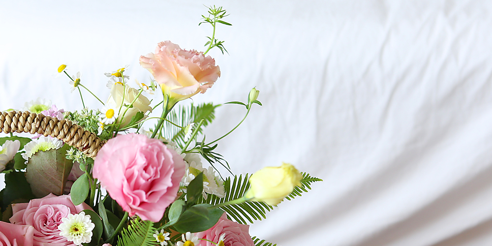 <div style="font-size:13px; color:#5A5A5A; text-align:center; font-style:oblique;"><br>장미의 곁에는 핑크톤의 리시안셔스를 배치했습니다.<br>언뜻보면 장미와 비슷한 화형을 지녔지만<br>하늘거리는 꽃잎을 가진, 꽤나 다른 화형의 꽃입니다.</br></div>
<div style="font-size:13px; color:#5A5A5A; text-align:center; font-style:oblique;"><br>리시안셔스는 장미만큼이나 널리 사용되는 꽃으로<br>화형이 아름답고, 향기도 은은합니다.<br>'변치 않는 사랑'이라는 꽃말을 가지고 있어요.</br></div>
<div style="font-size:13px; color:#5A5A5A; text-align:center; font-style:oblique;"><br>꽃잎이 얇고 아름다워, 화려한 꽃과 함께 두면 더욱 반짝이도록 도와주는 역할을 해주며,<br>리시안셔스 단독으로 두었을 때보다, 다른 꽃들과 함께 있을 때 더 돋보이는 꽃입니다.<br>'같이'의 '가치'를 일깨워주는 꽃이라고 할 수 있지요.</br></div>
<div style="font-size:13px; color:#5A5A5A; text-align:center; font-style:oblique;"><br>장미와 같은 색감을 담되,<br>다른 화형의 리시안셔스를 배치하여<br>단순해지기 쉬운 디자인을 다채롭게 상쇄시켜주었습니다.</br></div>