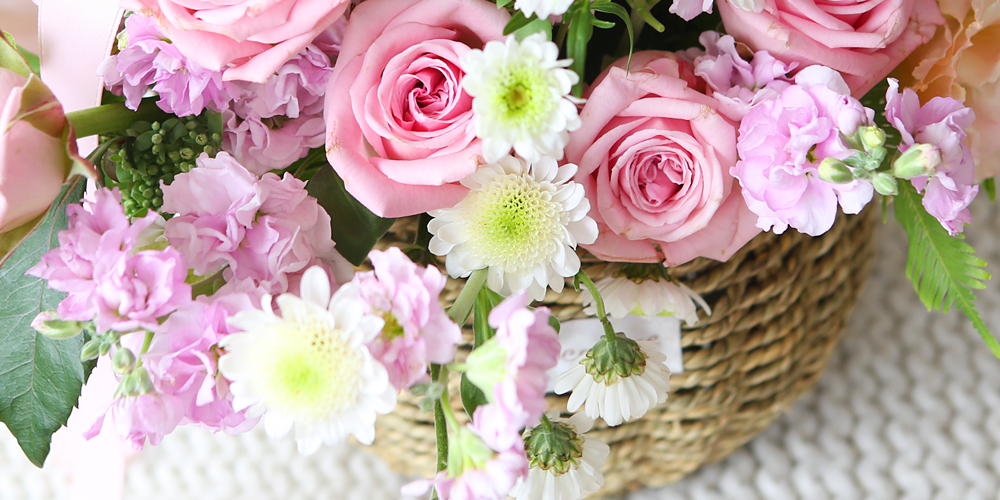 <div style="font-size:13px; color:#5A5A5A; text-align:center; font-style:oblique;"><br>흰색의 작고 귀여운 꽃의 이름은 소국입니다.<br>꽃송이가 작은 국화입니다. 소국은 꽃의 아름답고 향이 좋아요.<br>그에 더해 피로회복 등의 가벼운 질환을 예방하는 효과도 지니고 있다고 해요.</br></div>
<div style="font-size:13px; color:#5A5A5A; text-align:center; font-style:oblique;"><br>분홍빛의 꽃들 사이에 흰색의 소국이 들어가<br>밝고, 깨끗한 분위기를 더해주며, 흰색이 심리적으로 감정을 정화해주는 역할까지 더해줍니다.<br>작은 꽃들이 필러 역할을 해, 공간을 섬세하고 아름다이 채워줍니다.</br></div>
<div style="font-size:13px; color:#5A5A5A; text-align:center; font-style:oblique;"><br>.</br></div>
<div style="font-size:13px; color:#5A5A5A; text-align:center; font-style:oblique;"><br>겹겹의 치맛자락과 같은 잎을 가진 분홍꽃은 스토크입니다.<br>향이 좋아 비단향꽃무라고 해요.<br>'영원히 아름답다'는 꽃말을 가지고 있습니다.</br></div>
<div style="font-size:13px; color:#5A5A5A; text-align:center; font-style:oblique;"><br>장미와 같은 분홍색감을 지녔지만,<br>화형의 차이, 질감의 차이, 꽃얼굴의 크기 차이 등의 작지만 다양한 디자인 요소의 차이를 통해<br>장미로 인해 생길 수 있는 단조로움을 상쇄시켜주는 역할을 해주어요.</br></div>
