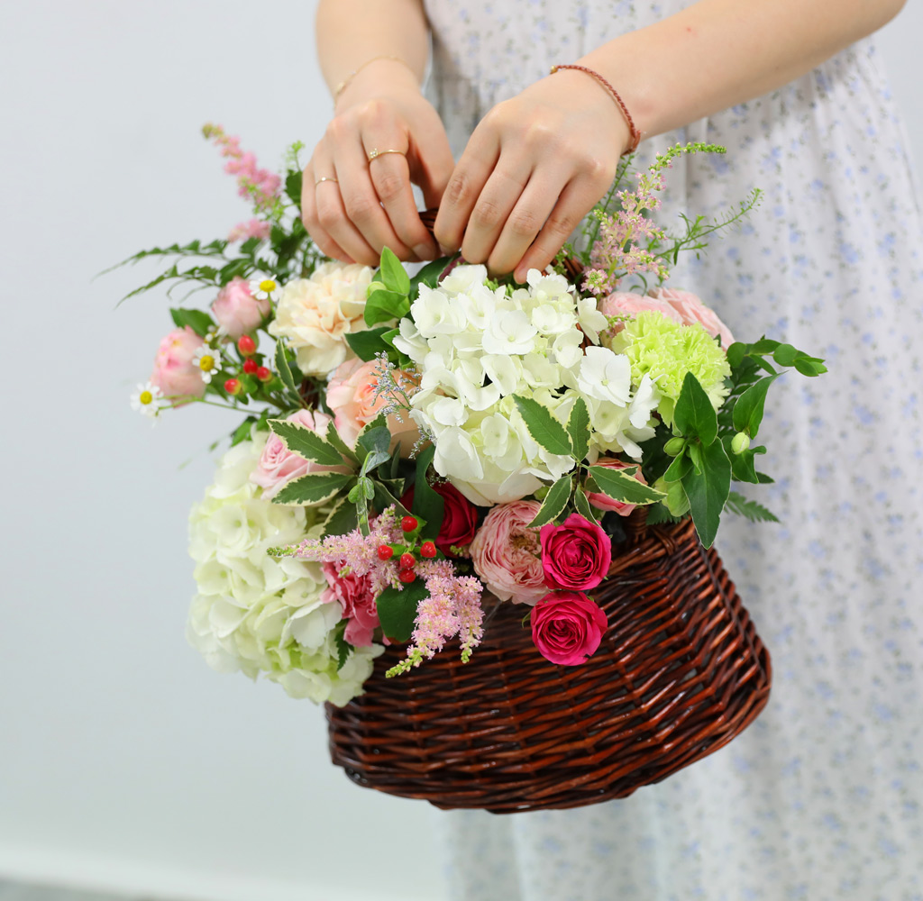 <div style="font-size:15px; color:#5A5A5A; text-align:center; font-style:oblique;"><br>분홍색은 부드러움과 행복, 귀여움을 대표하는 색이며,<br>정서를 안정시켜주는 역할을 한다고 해요.<br>수국의 하얀색은 순수, 정직, 깨끗함을 대표하는 색입니다.</br></div>
<div style="font-size:15px; color:#5A5A5A; text-align:center; font-style:oblique;"><br>부드럽고 순수한 색을 담은 사랑스러운 꽃바구니입니다~</br></div>