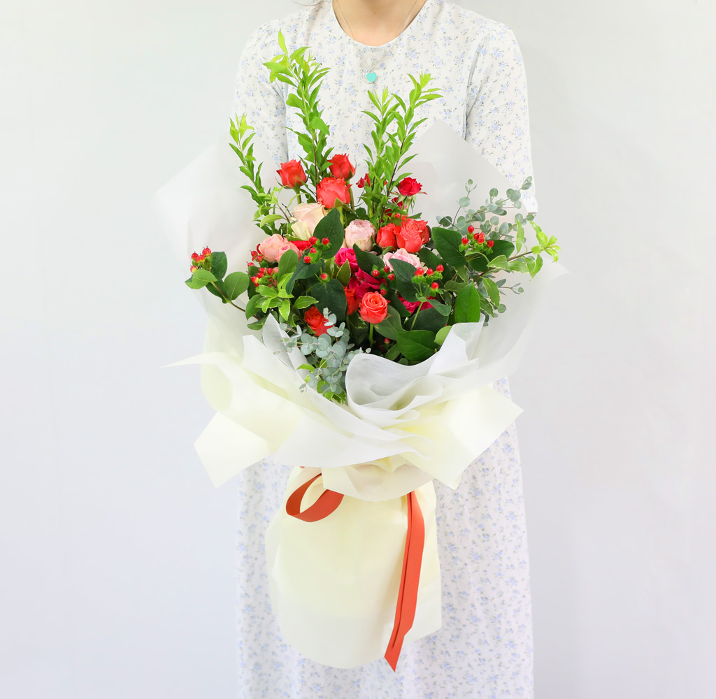 예쁜 꽃다발을 오래 보시려면, 모든 포장을 벗기고, 화병에 꽂아
신선할 물에 담궈 주세요.
여름은 날씨가 더워서 꽃의 수명이 줄어들기 때문에 신선한 물을 자주(이틀에 한번정도) 갈아주시는게 좋습니다.
그리고, 가장 중요한 것은 물에 담그기 전에 가위로 줄기 아래를 사선으로 잘라 주어야,
줄기끝 도관이 막히지 않아 신선한 물을 먹을 수 있답니다.