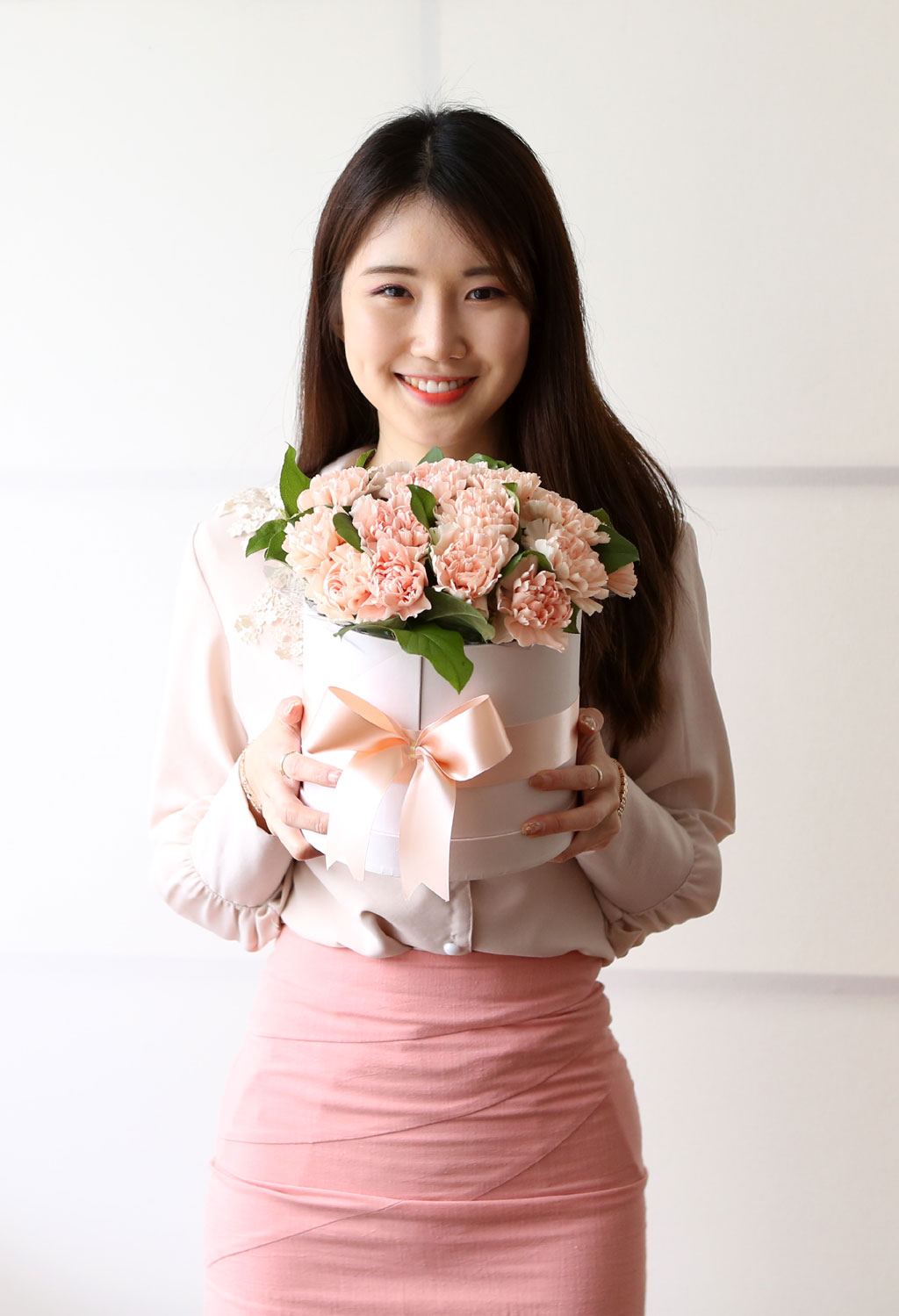 따듯한 피치색 카네이션으로 깔끔하게 어레인지한 플라워박스에요