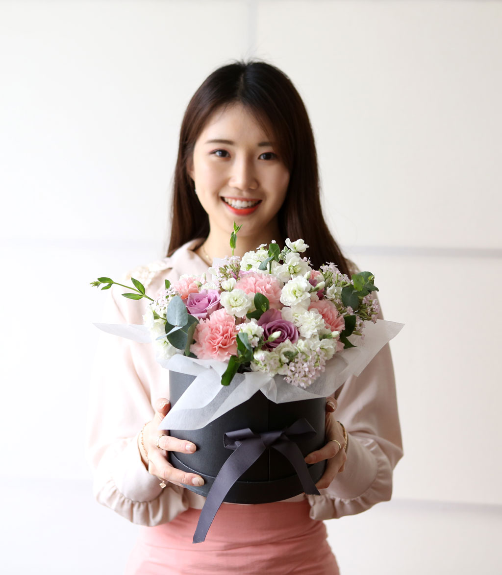 깔끔한 그린 화이트에 사랑스러운 핑크, 그리고 그 사이에 고급스러움을 더해줄 보라 장미까지.
포근하고 다정한 구성의 플라워박스에요.