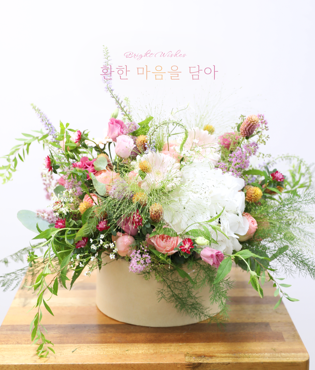 <br>환한 마음을 담아</br>
핑크와 화이트 꽃들이 조화롭게 어우러져
밝고 환한 분위기를 전하는 플라워입니다.
