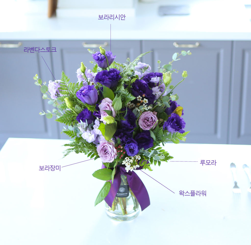 왁스플라워, 루모라 고사리, 유칼립투스 등의 소재를 이용하여
은은한 향기를 더욱 풍성하게 해줍니다.