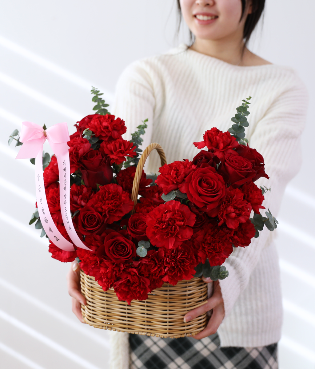 받는 순간 즐거운 웃음이 피어나는
향긋하고 풍성한 레드 꽃바구니.