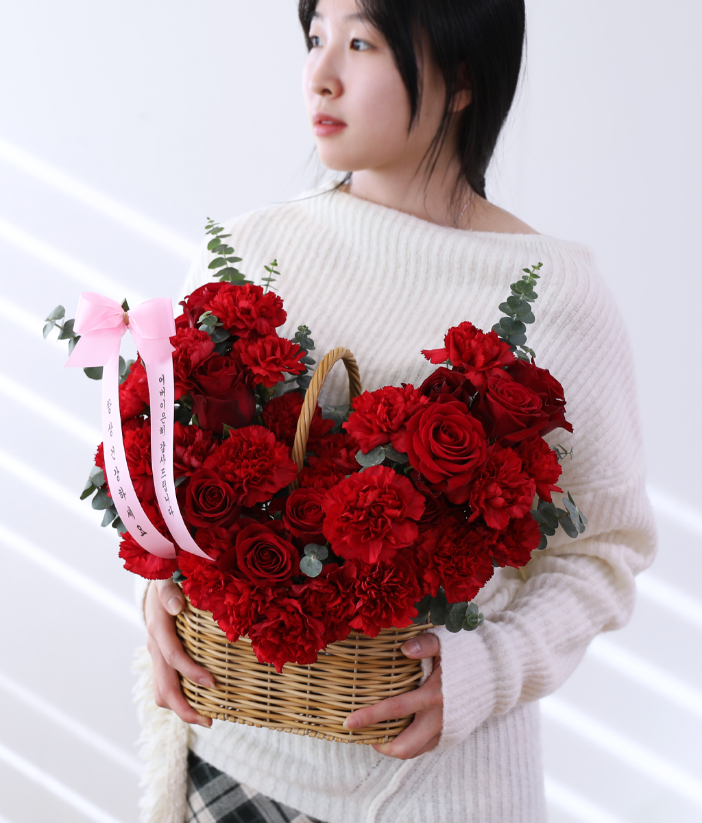 하트 쉐입의 꽃바구니가
말보다 깊은 사랑의 언어로 다가와,
기쁜 마음으로 인사를 건넵니다.