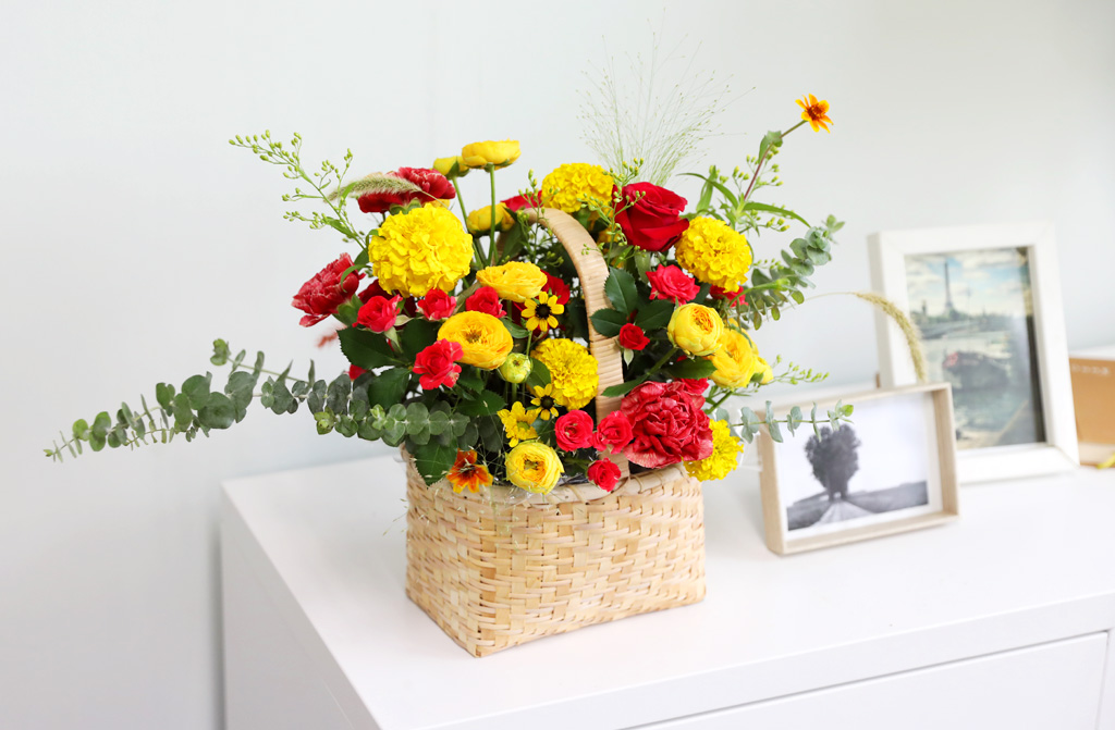 <div style="font-size:15px; color:#5A5A5A; text-align:center; font-style:oblique;">"이런 분께 추천드려요"</div>
<div style="font-size:13px; color:#5A5A5A; text-align:center; font-style:oblique;"><br>사랑하는 부모님께<br>가을을 담은 아름다운 선물이 필요하신 분</br></div>
<div style="font-size:13px; color:#5A5A5A; text-align:center; font-style:oblique;">승진 또는 부서 이동하시는 분께 보내는<br>멋진 선물이 필요하신 분</div>
<div style="font-size:13px; color:#5A5A5A; text-align:center; font-style:oblique;">화사하고 화려한 꽃을 통해 전시회를<br>축하하고 싶으신 분</div>
<div style="font-size:13px; color:#5A5A5A; text-align:center; font-style:oblique;">사랑하는 사람과의 기념일 혹은 생일 등<br>기쁜 날에 선물이 필요하신 분 등</div>