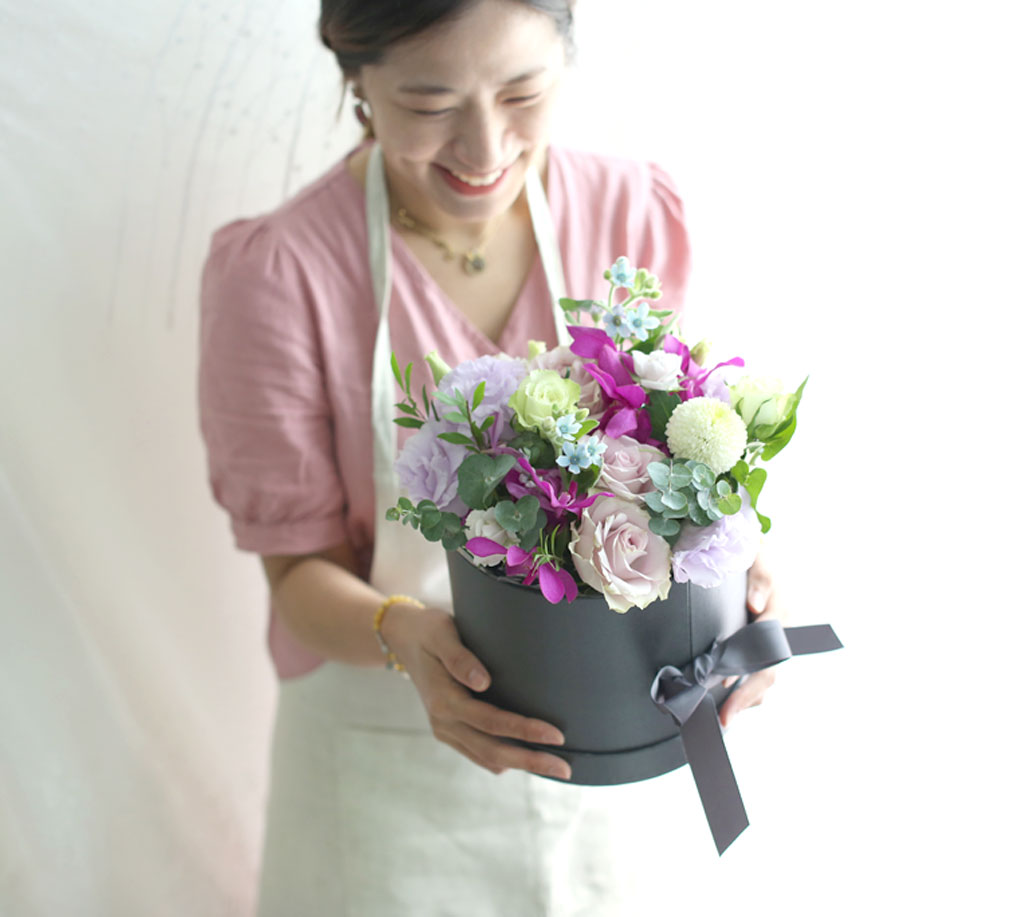 옥시, 유칼립튜스의 소재들로 입체감있게 마무리 하였습니다.