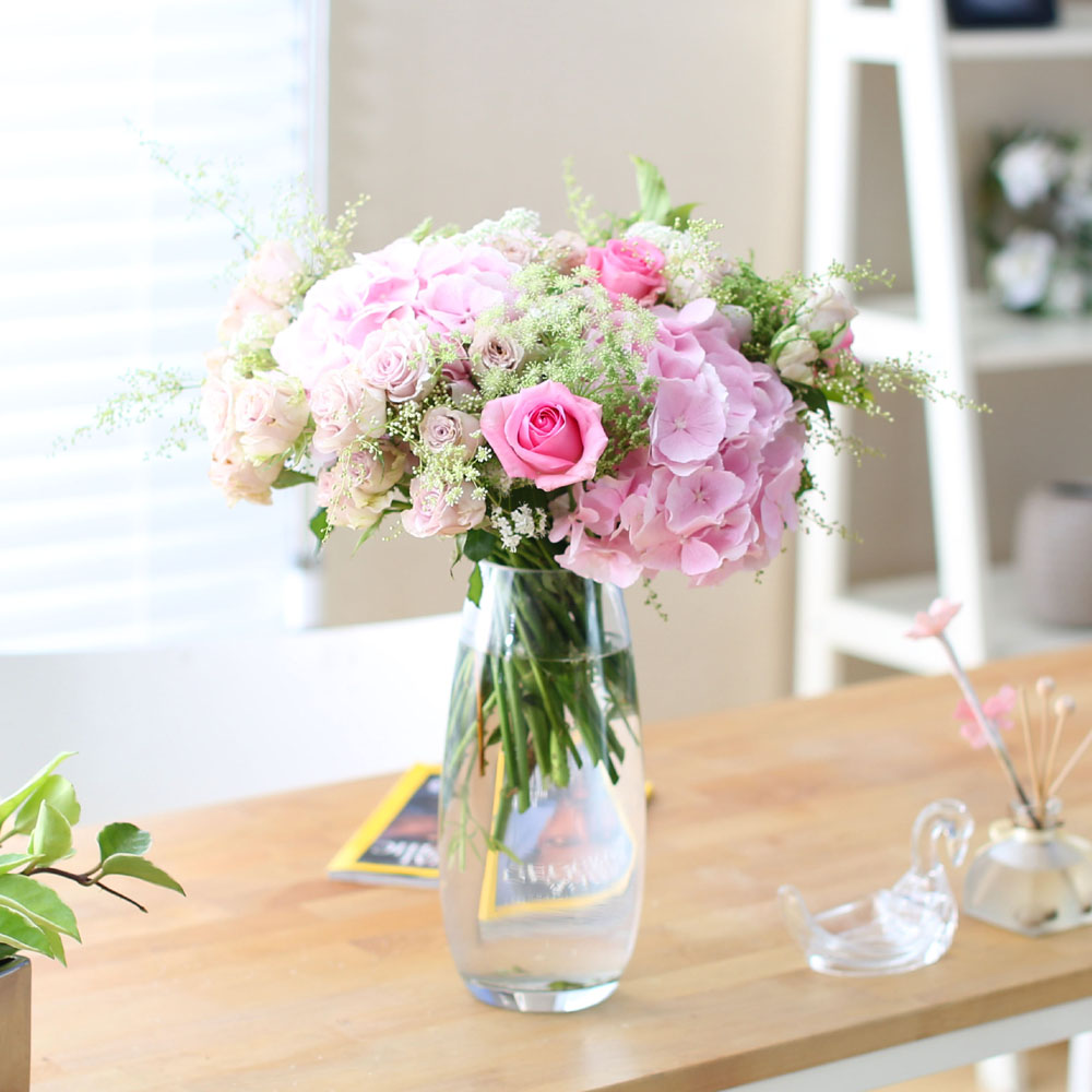 Ways to Freshen Your Home - Flowers improve emotional health(화기는 변경될 수 있습니다)