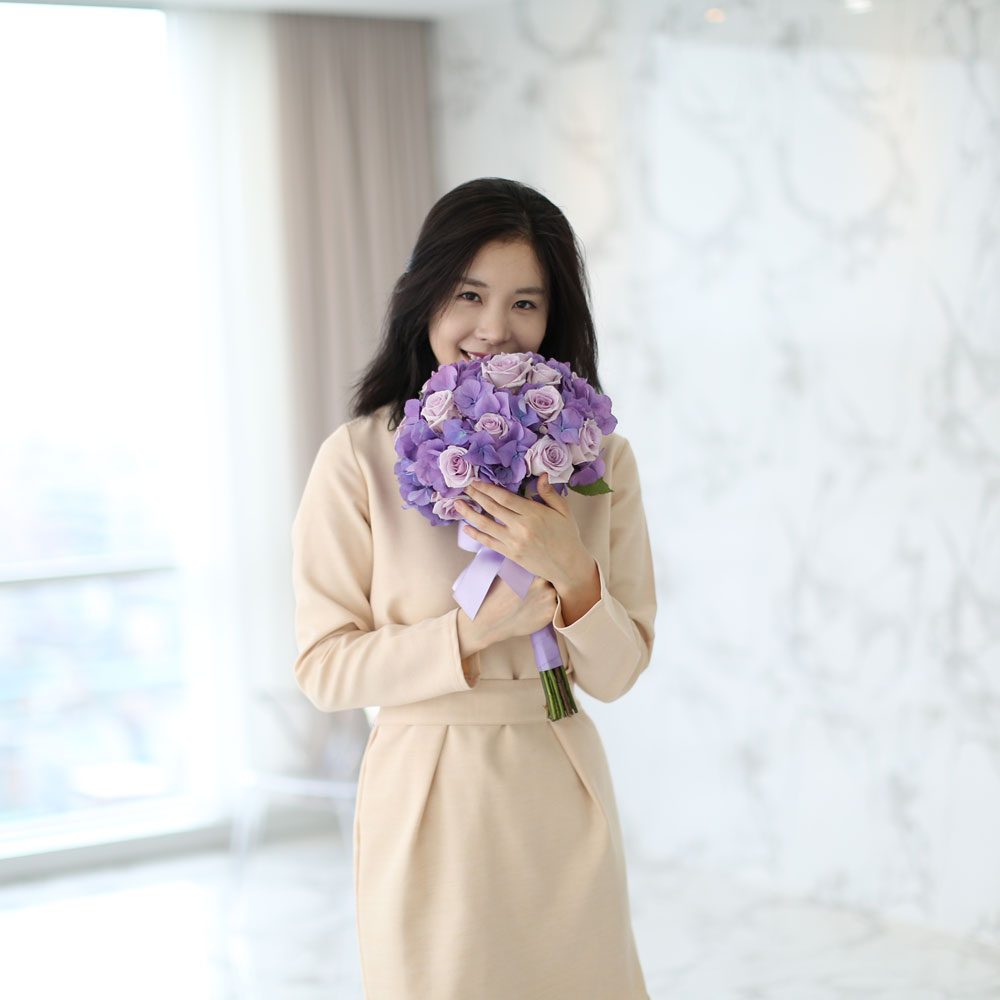 보라빛 영롱함이 아름다운 부케입니다.