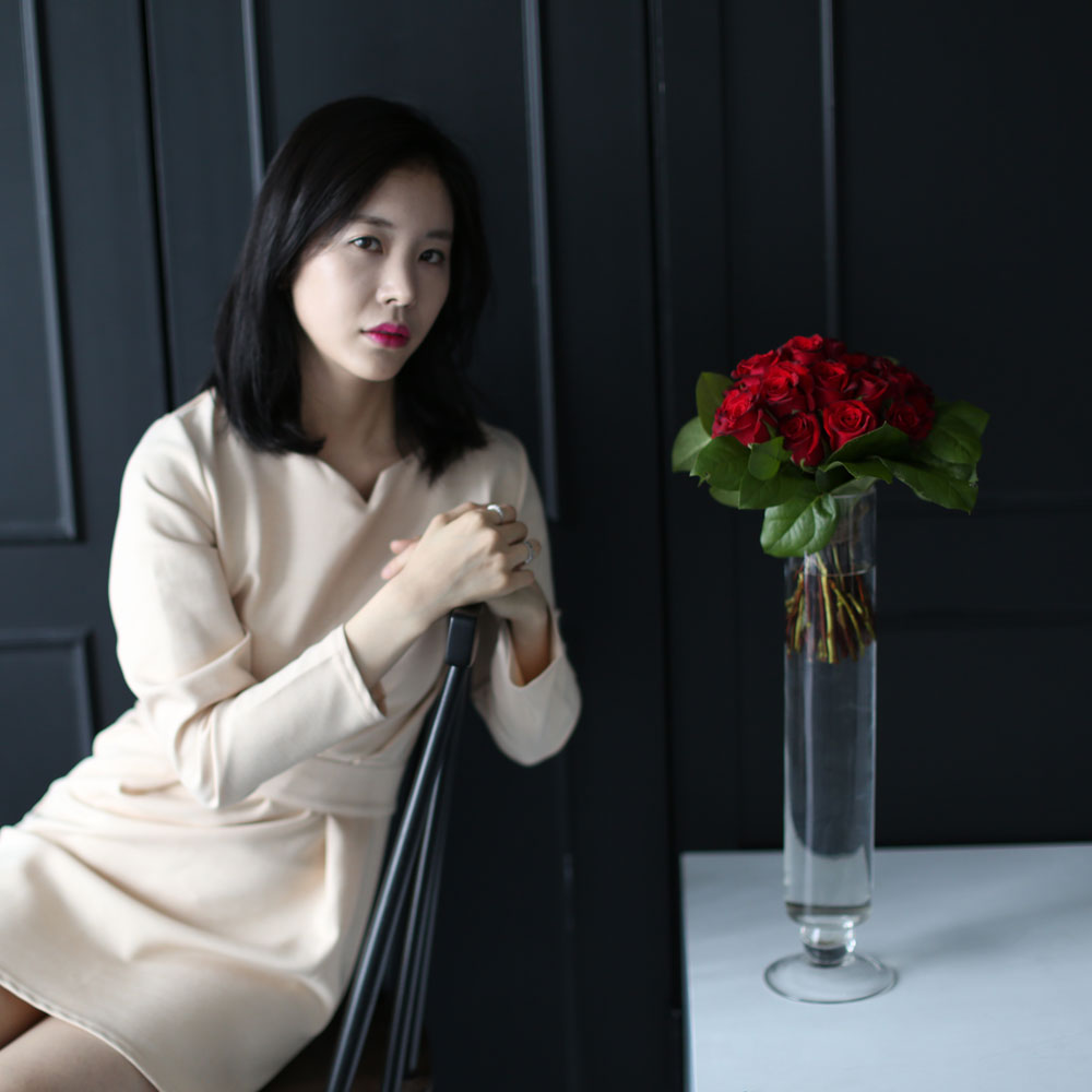 둥글고 길어 세련된 화병에 포인트를 준 상품입니다.