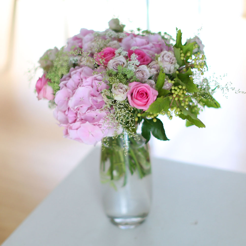 Ways to Freshen Your Home - Flowers improve emotional health(화기는 변경될 수 있습니다)