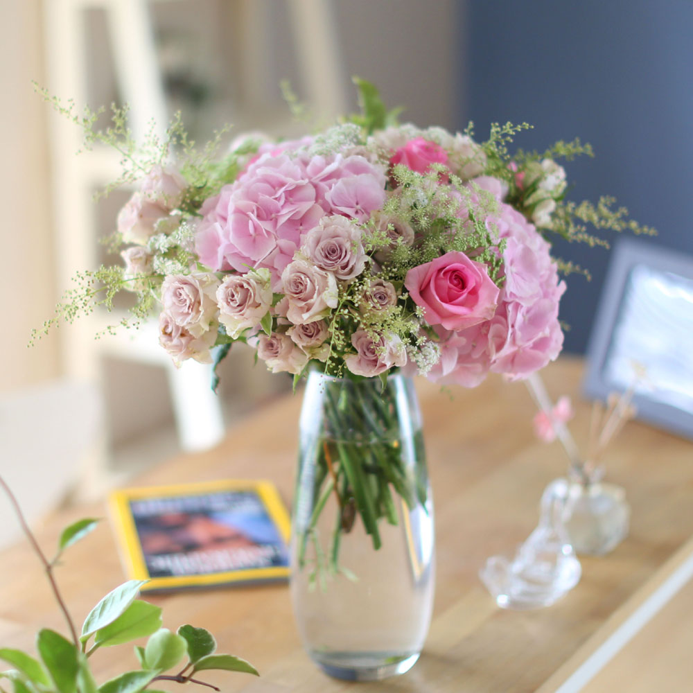 Ways to Freshen Your Home - Flowers improve emotional health(화기는 변경될 수 있습니다)