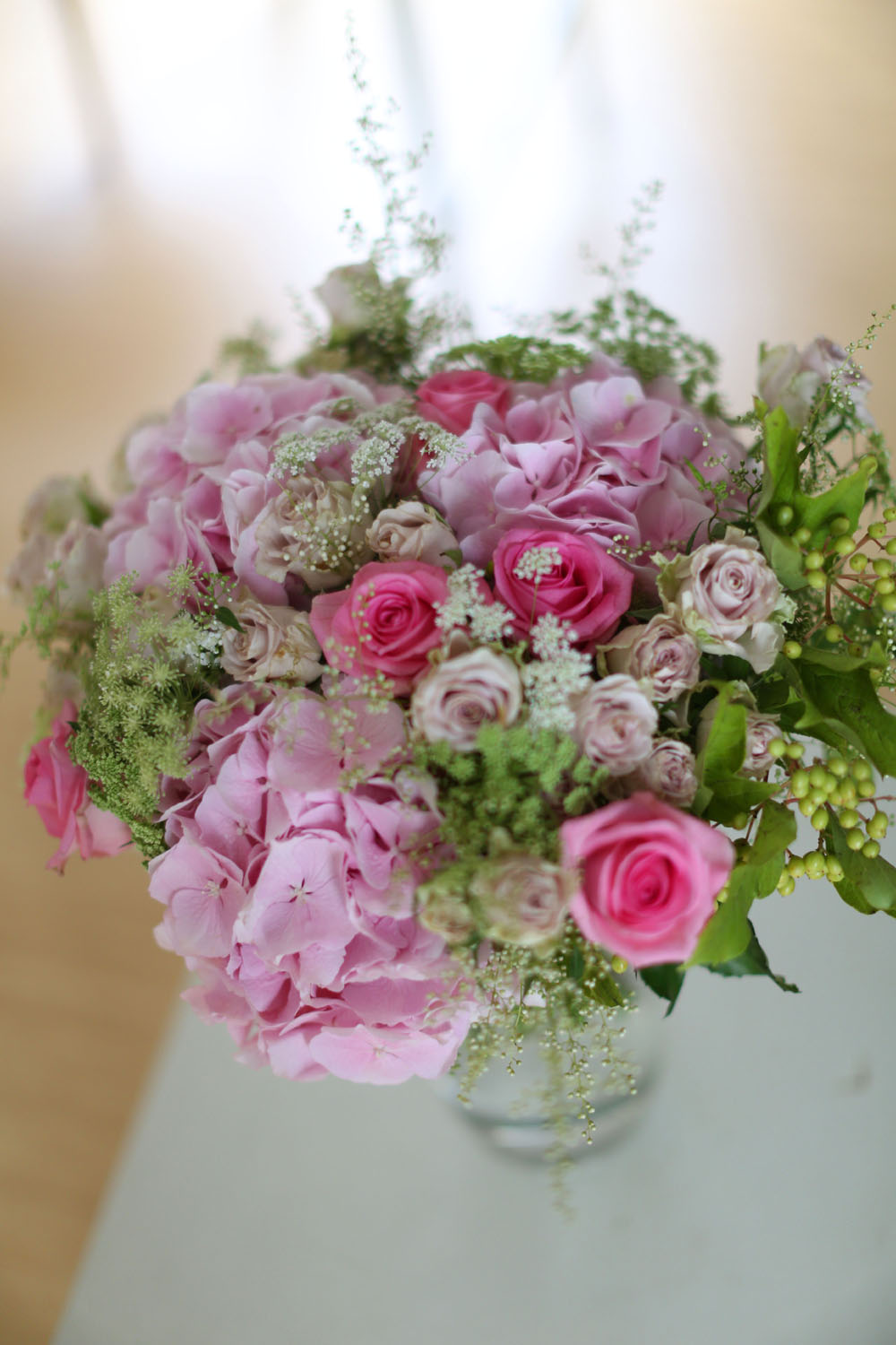 Ways to Freshen Your Home - Flowers improve emotional health(화기는 변경될 수 있습니다)