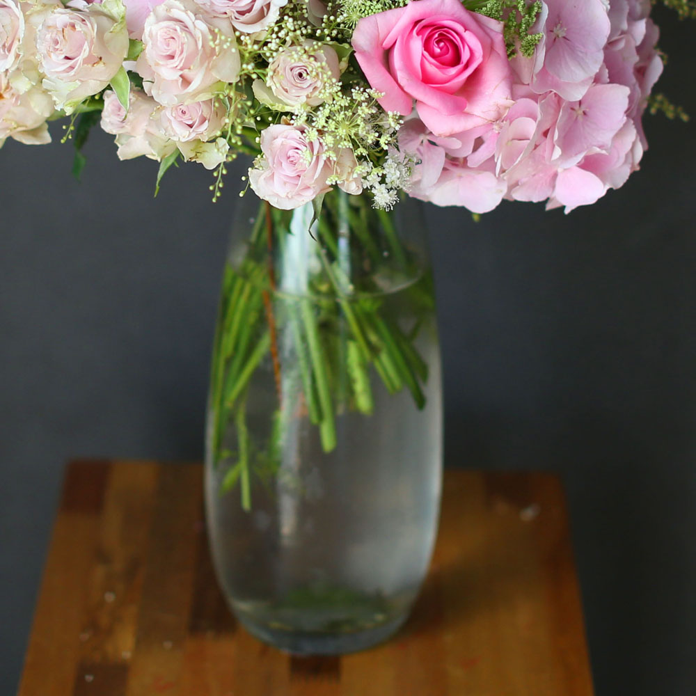 Ways to Freshen Your Home - Flowers improve emotional health(화기는 변경될 수 있습니다)
