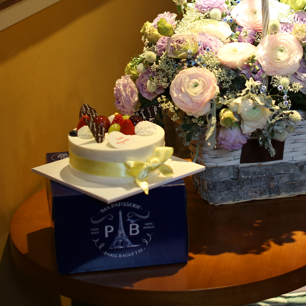 "Flowers & Cake - 축복된 당신의 생일"