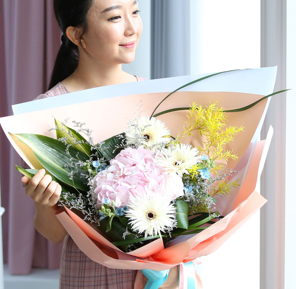 한아름 풍성한 꽃다발을 선물하여 특별한 분께 행복한 하루를 선물하세요