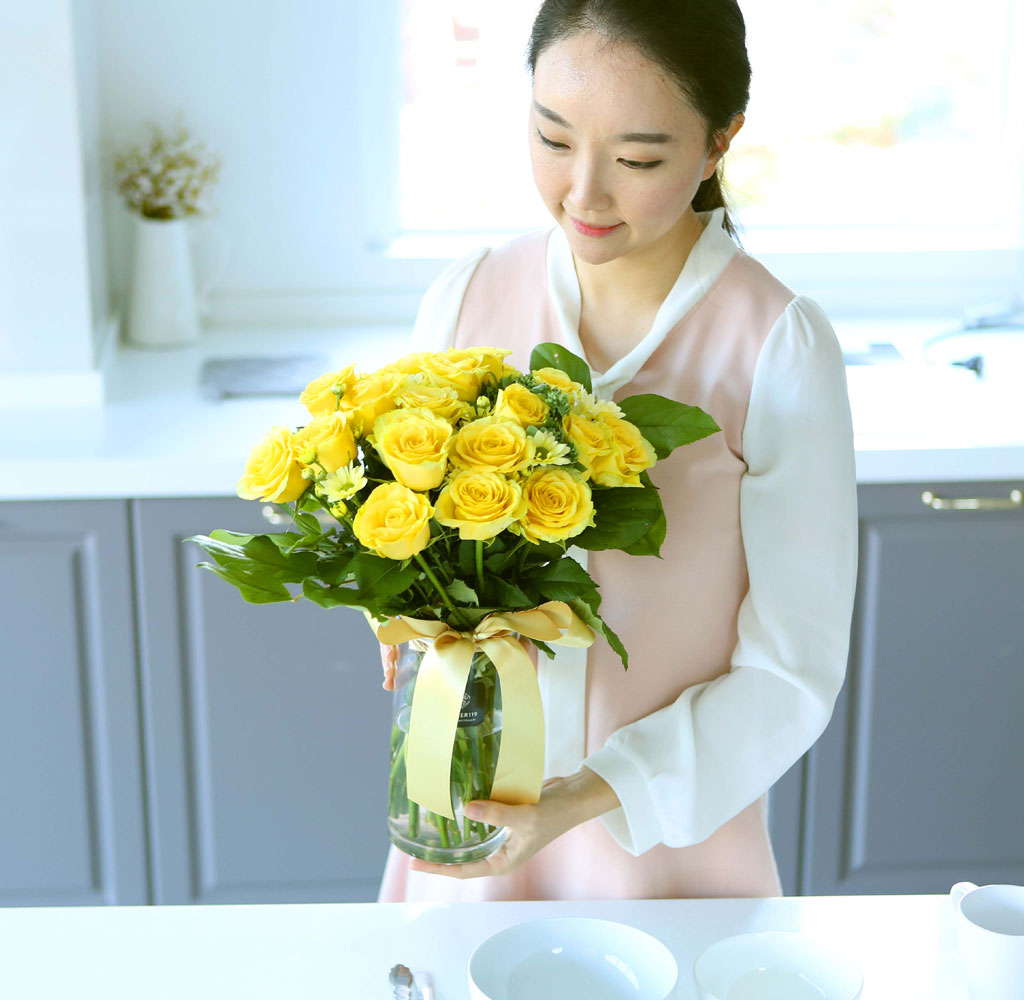 노란 장미와 사이사이에 노란 소국을 어렌지하였습니다.
친환경적이며 실용적인 화병꽂이는 가족, 연인 간의 선물용으로 좋습니다.