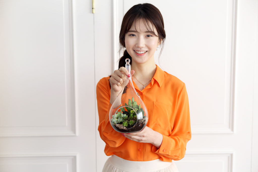 유리병안에 작은 정원을 꾸몄어요 - 물방울