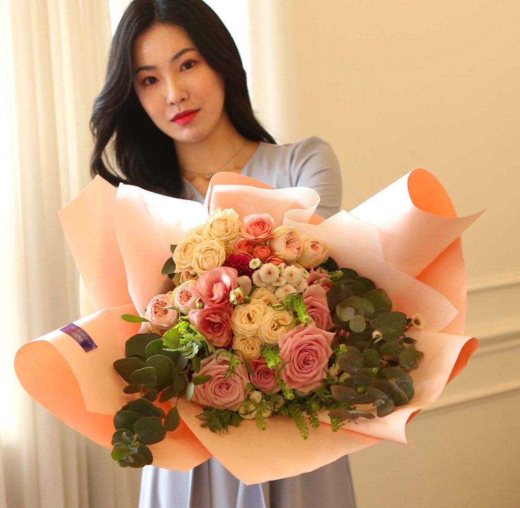 꽃다발을 잡을 때의 기법을 핸드타이드라고 하는데,
꽃수업 첫 시간에 배우는 기법입니다.
가장 기본이 되는 기법이기도 하면서, 가장 난이도가 높아,
플로리스트의 역량이 한눈에 드러납니다.