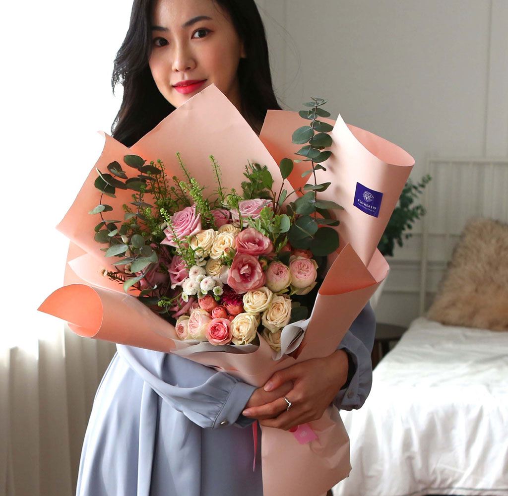 꽃다발은 이 핸드타이드 기법으로 꽃을 예쁘게 어레인지해서
저마다의 방법으로 플로드지로 포장을 하는데,
상당한 시간과 노력이 들어가는 작업입니다.