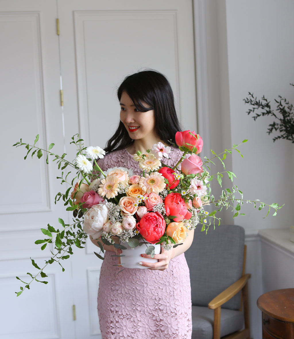 <div style="font-size:18px; color:#EA360B; text-align:center;">여름의 꽃 작약으로 그녀의 하루를 행복하게</div>
<div style="font-size:16px; color:#EF8F78; text-align:center; font-weight: bold;">flowers in summer</div>