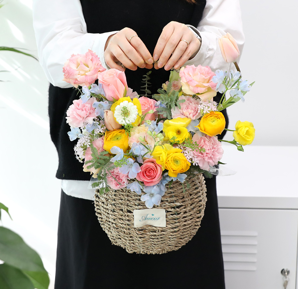 귀엽고, 사랑스러운 색감과 화형의 꽃바구니로
이번 화이트데이에 사랑의 마음을 전해보시는건 어떠세요?