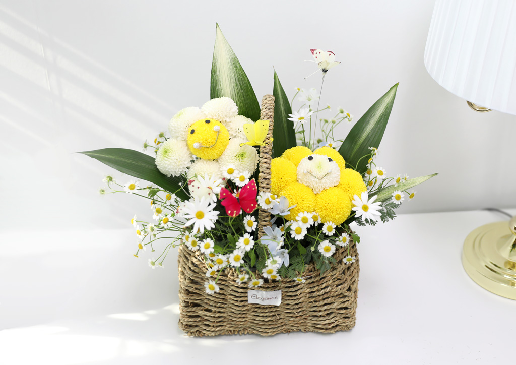 <div class="dd-small-t">아름드리 피어난 꽃의 미소</div>
<div class="dd-large-t">살랑살랑 봄바람</div>
<div class="dd-small-t">봄이 왔다고 인사해요</div>
