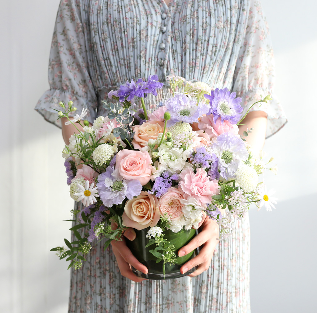 <div class="dd-large-t">꽃을 보듯, 너를 본다</div>
나태주 시인의 시집 제목을 딴 꽃화병이에요.
꽃들에게 인사를 건네는 다정한 마음을 깃들여
한송이 한송이 정성들여 꽂은 꽃입니다.