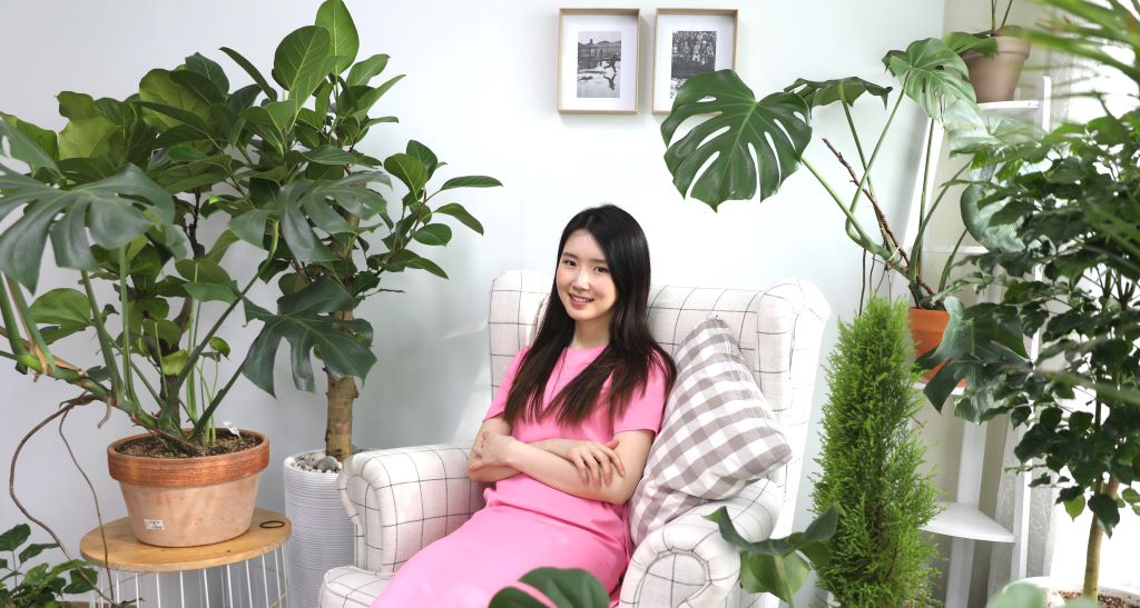 식물의 잎은 광합성을 통해
대기 중의 이산화탄소와 오염물질을 흡수하여
공기를 정화하는 능력을 가지고 있으며,
토양 미생물에 의해 실내에서 발생되는
각종 오염물질을 정화시킵니다.
장기적인 관점에서 인간의 건강증진과 개선 효과가 있으며
삶의 질을 높이는데 일조할 것입니다.