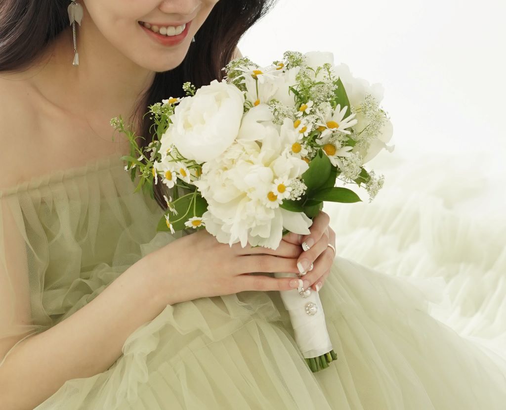 수줍은 신부의 미소와 화이트 부케가 너무나도 잘 어울립니다.