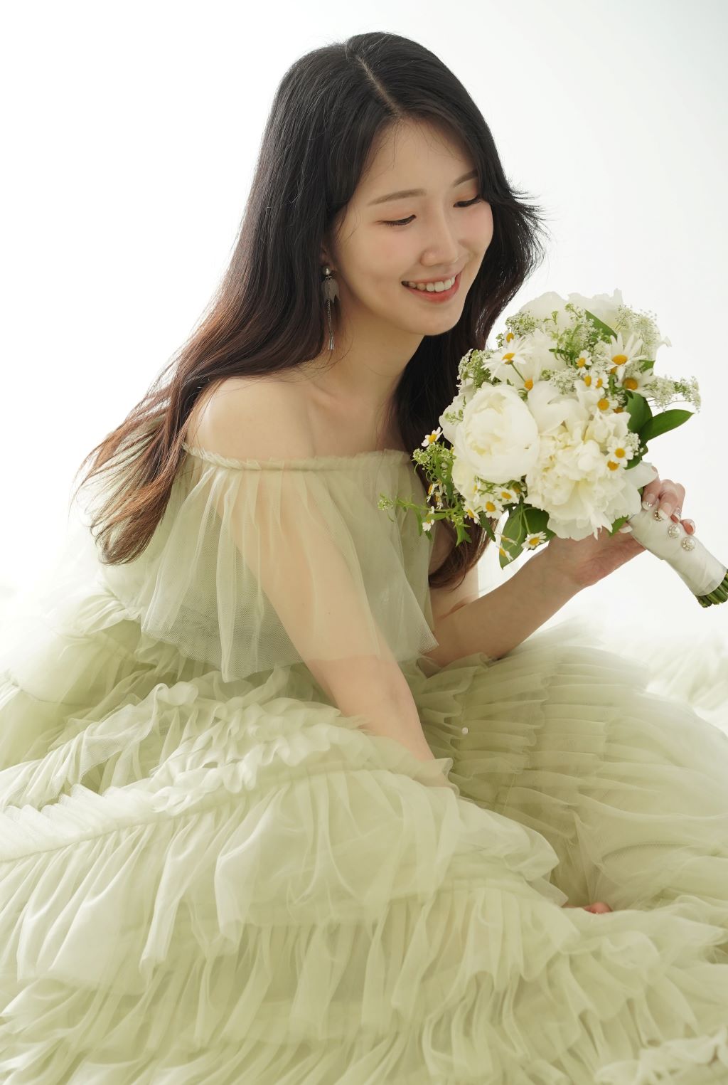 꽃의 여왕인 작약은 일년 내내 가격이 아주 사악하고 꽃시장에서 가장 귀한 꽃입니다.
5월이 되어 서야, 시장에 많이 나와 그나마 쓸 수 있는 가격에 구할 수 있어요~!
5월이 아닐 때 작약 부케를 원하시면 따로 상담이 필요할 수 있는 점 양해 부탁 드려요.