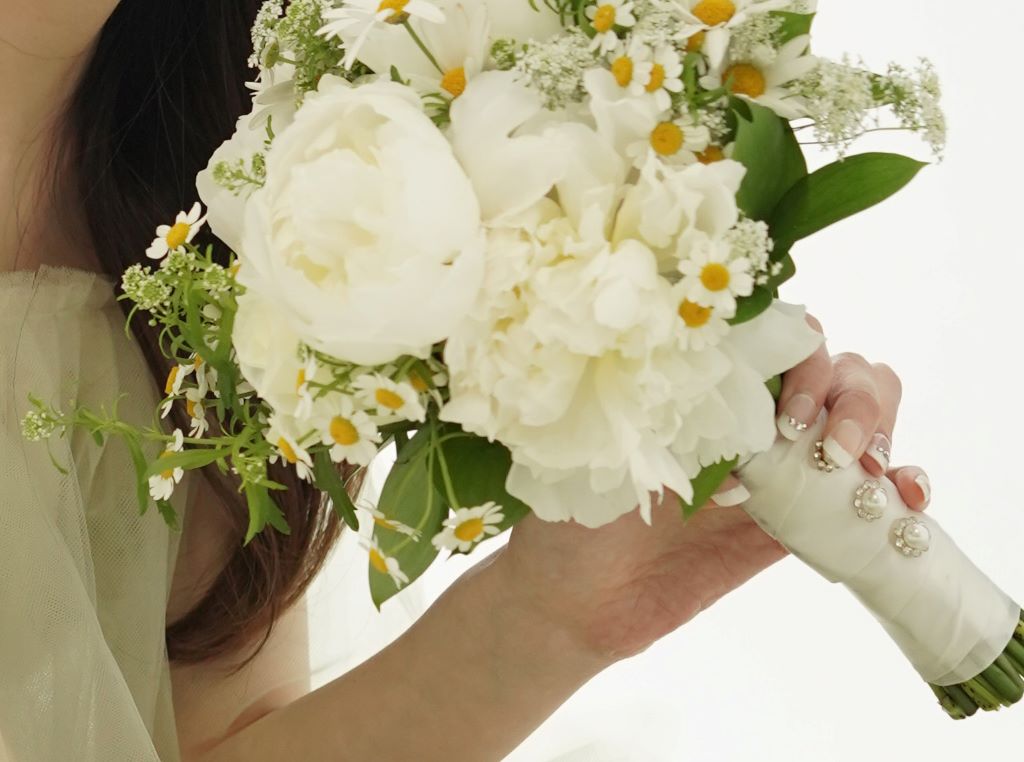 하얀 리본으로 정성스럽게 감아 올려 깔끔하게 마무리했으며,
큐빅 장식 띠를 두른 진주를 사용하여, 화려하게 부케를 빛내줍니다.