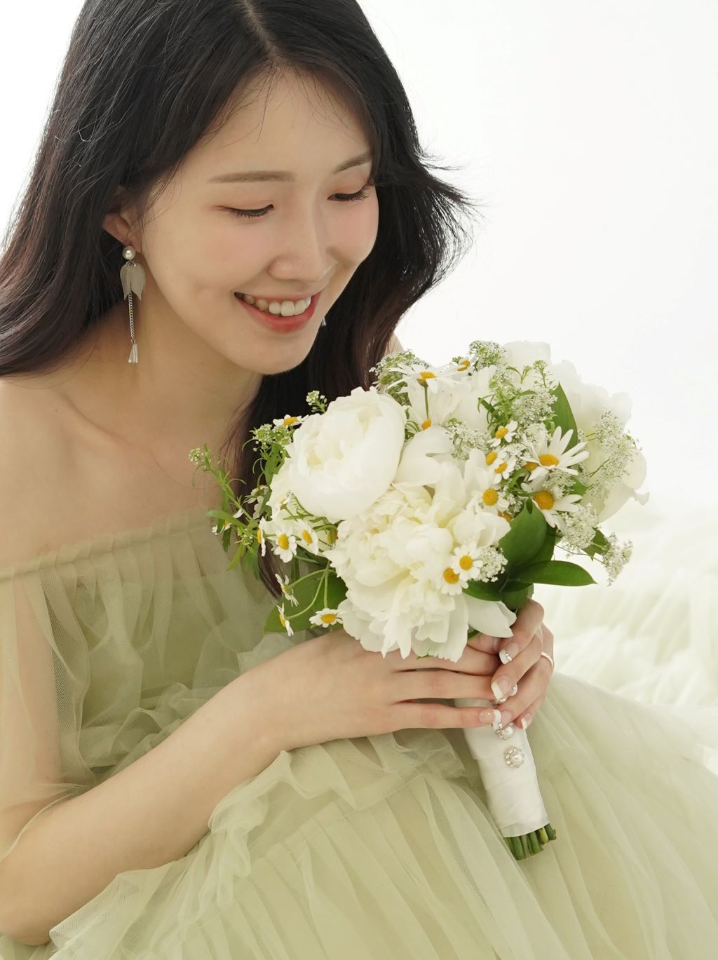 평생 꿈꿔왔던 그 순간, 어떤 부케를 들지 생각해 놓으셨나요?
화이트 작약 부케-'웨딩마치'를 추천해드립니다.