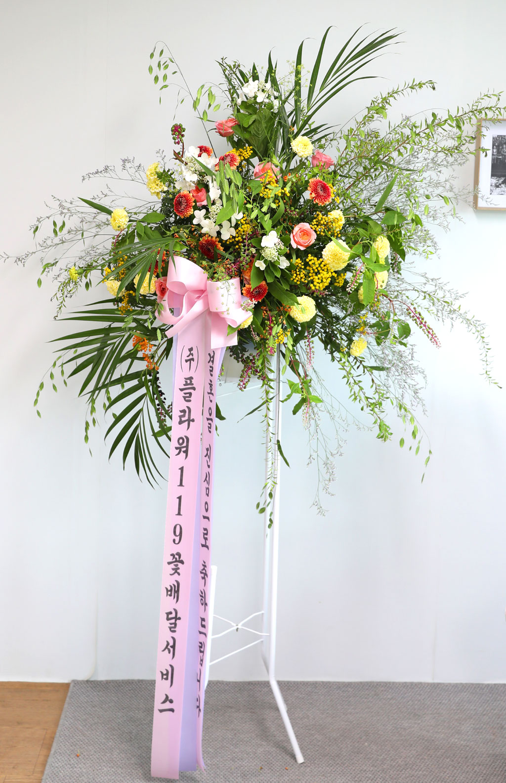 이런형태의 화환은 그린소재의 활용이 중요합니다.